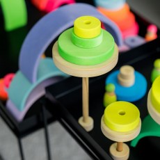15030-drevena-skladaci-pyramida-neonove-zelena