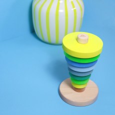 15030-drevena-skladaci-pyramida-neonove-zelena