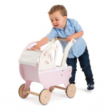 TV322-Pram-Pink-Lifestyle-Boy-(2)-Le-Toy-Van-dreveny-ruzovy-kocarek-pro-deti-striska