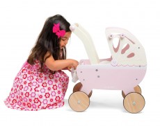 TV322-Pram-Pink-Lifestyle-Girl-(1)-Le-Toy-Van-dreveny-ruzovy-kocarek-pro-panenky-tasticka