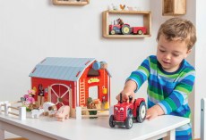 TV417-Red-Barn-Boy-Lifestyle-Le-Toy-Van-cervena-farma-kluk