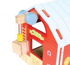 TV417-Red-Barn-Hay-Winch-Close-up-Le-Toy-Van-cervena-farma-magneticka-kladka