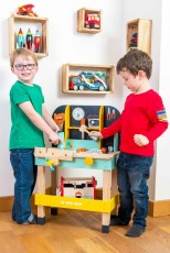 TV475-Alexs-Work-Bench-Lifestyle-Two-Boys-Le-Toy-Van-dreveny-ponk-pro-deti-dva-kluci